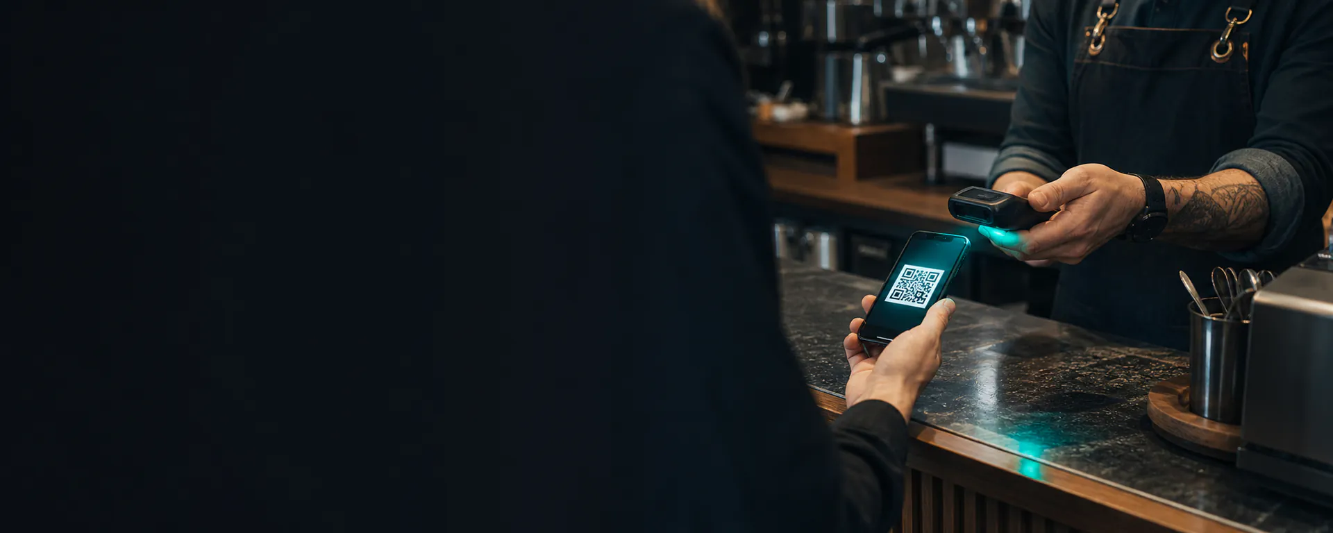 Angajat care validează codul QR al unui client la tejghea